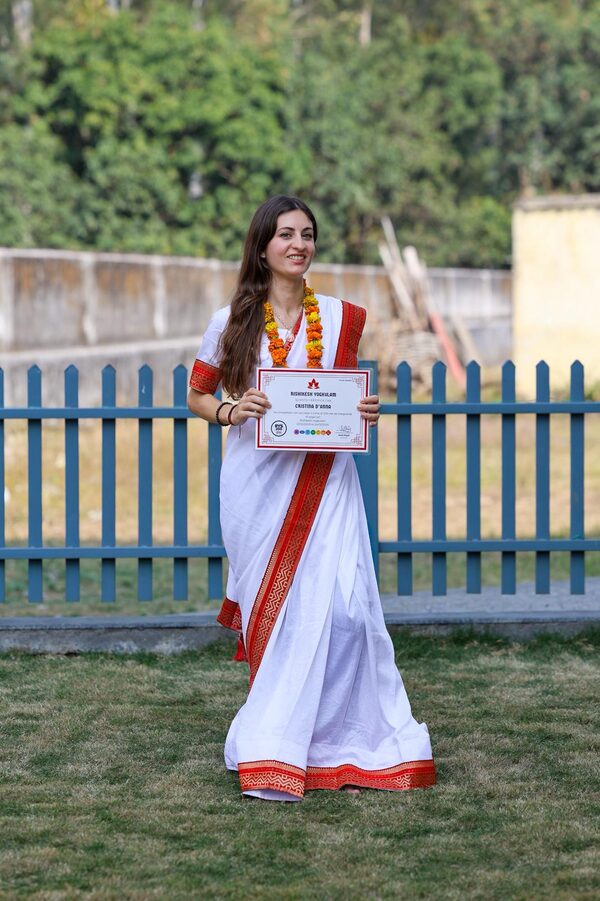 Cristina mostra il certificato di yoga ottenuto a Rishikesh