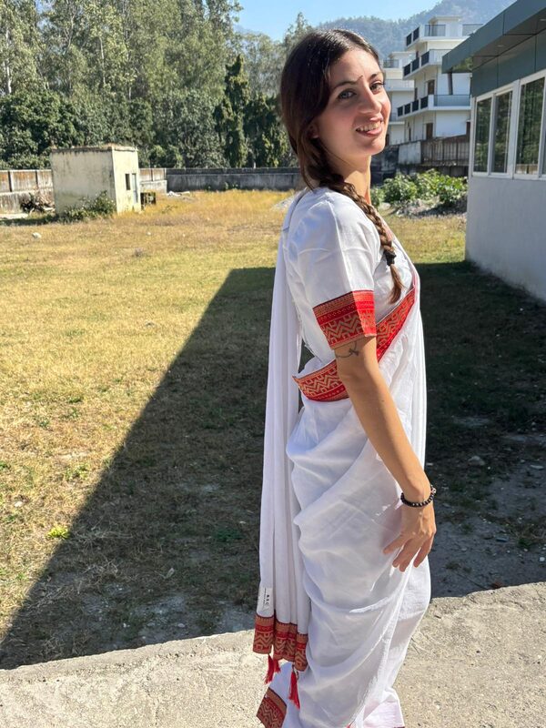Cristina Danna in abito tradizionale indiano a Rishikesh