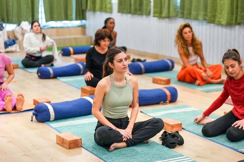 Lezione di yoga in studio con Cristina