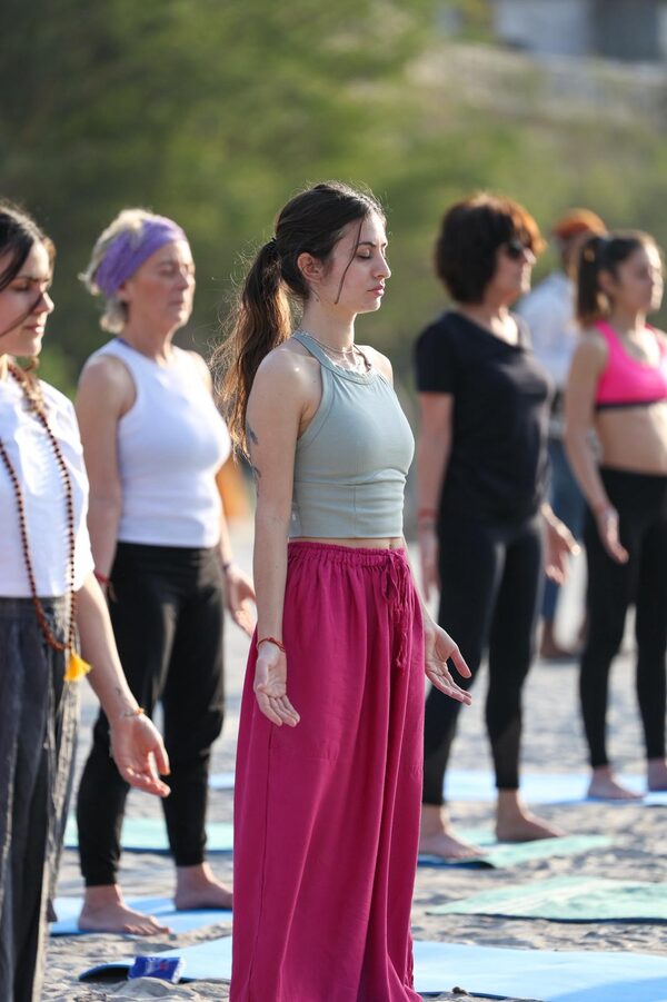 Meditazione di gruppo in piedi all'aperto