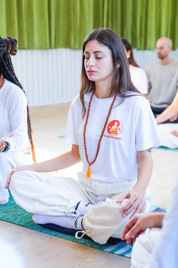 Cristina in meditazione con mala beads