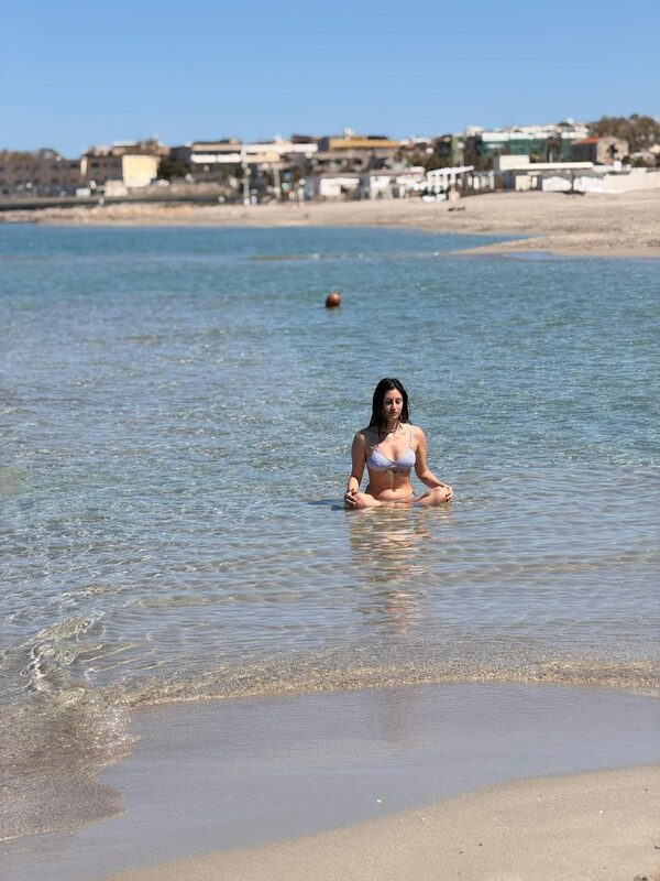 Cristina medita nel mare della Sicilia