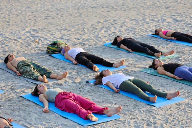 Savasana di gruppo sulla spiaggia in India