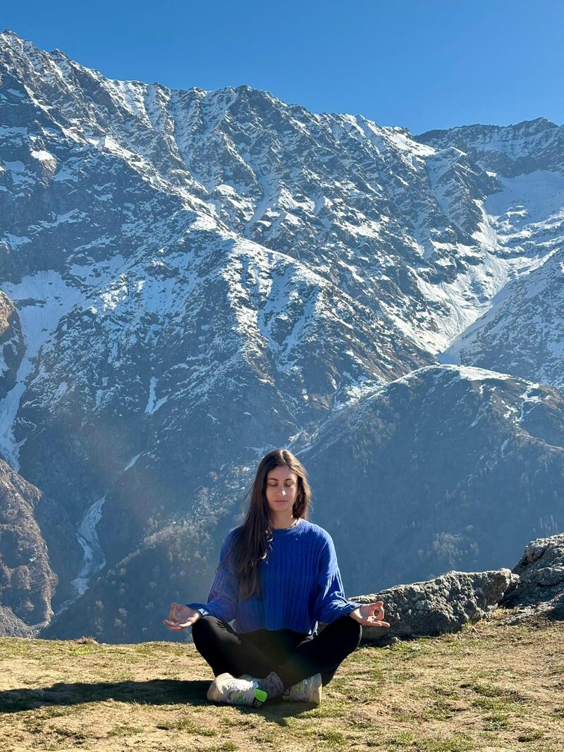 Cristina Danna medita tra le montagne dell'Himalaya in India